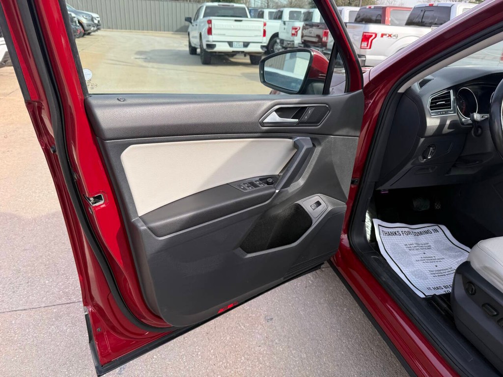 Volkswagen Tiguan Vehicle Full-screen Gallery Image 08