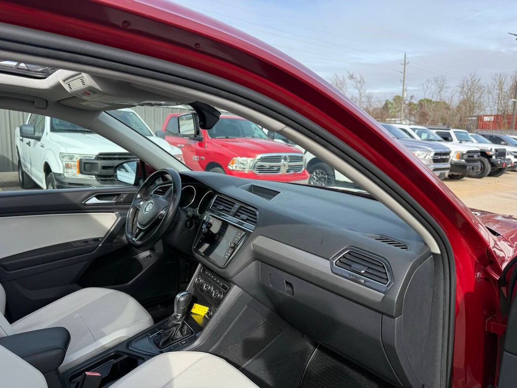 Volkswagen Tiguan Vehicle Full-screen Gallery Image 09