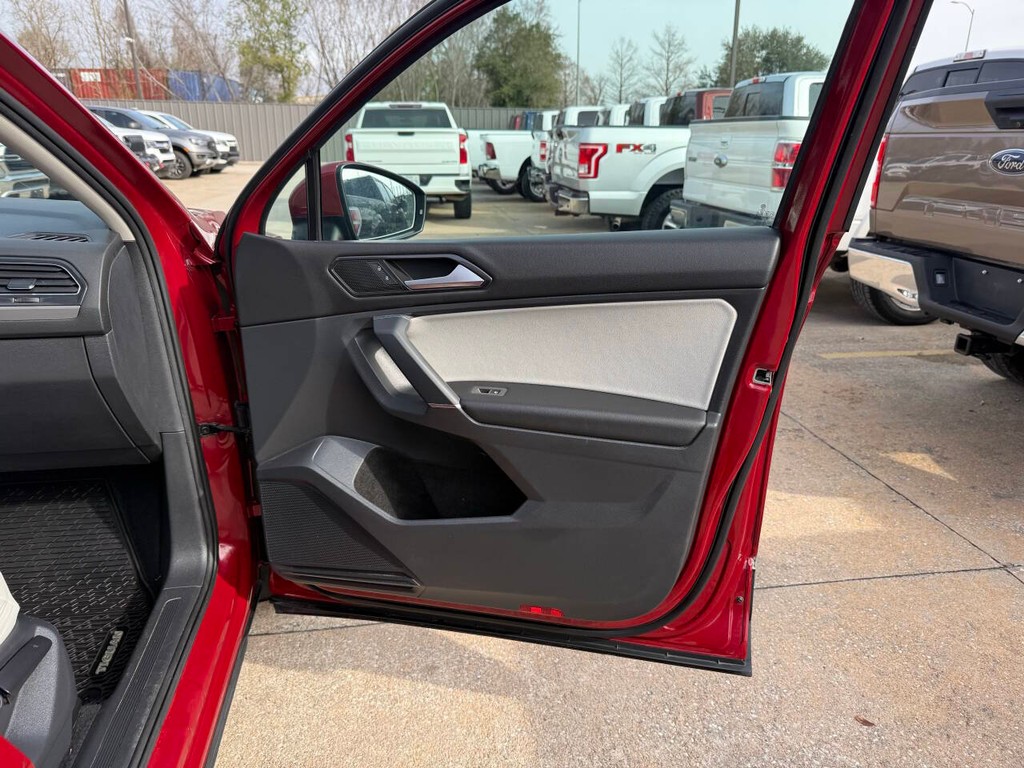 Volkswagen Tiguan Vehicle Full-screen Gallery Image 11