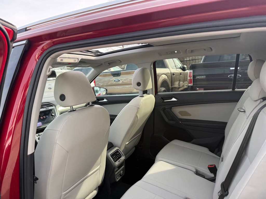 Volkswagen Tiguan Vehicle Full-screen Gallery Image 12