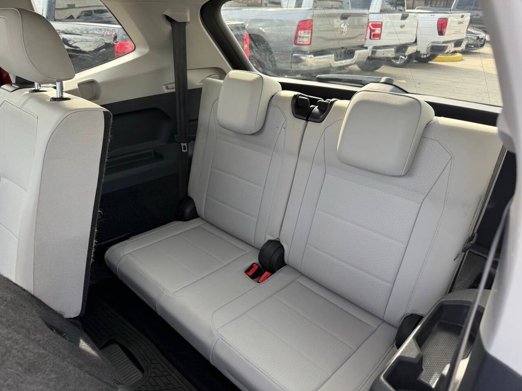 Volkswagen Tiguan Vehicle Full-screen Gallery Image 14