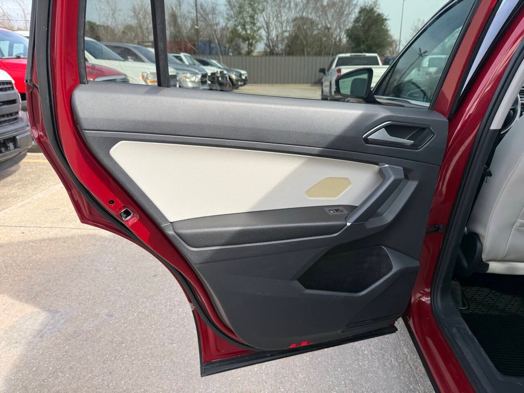 Volkswagen Tiguan Vehicle Full-screen Gallery Image 15