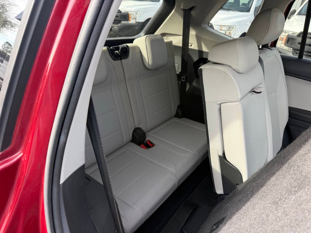 Volkswagen Tiguan Vehicle Full-screen Gallery Image 17