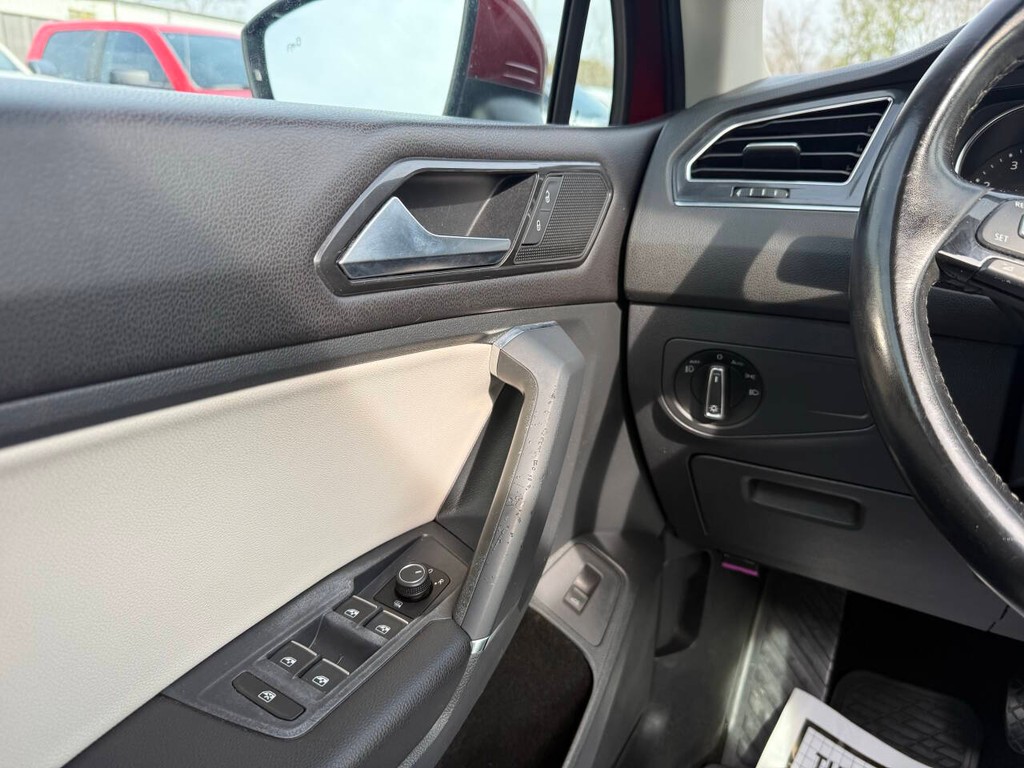 Volkswagen Tiguan Vehicle Full-screen Gallery Image 32