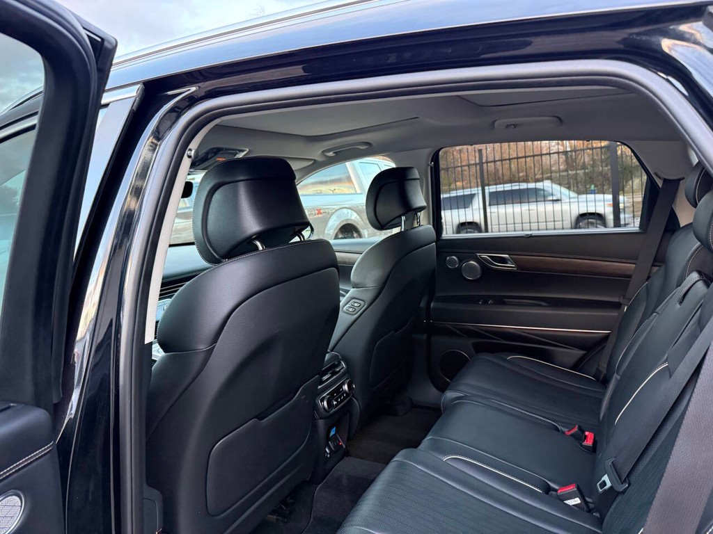 Genesis GV80 Vehicle Full-screen Gallery Image 12