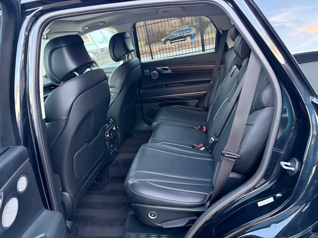 Genesis GV80 Vehicle Full-screen Gallery Image 13