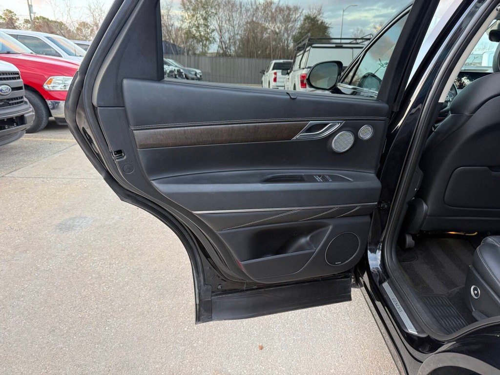 Genesis GV80 Vehicle Full-screen Gallery Image 14