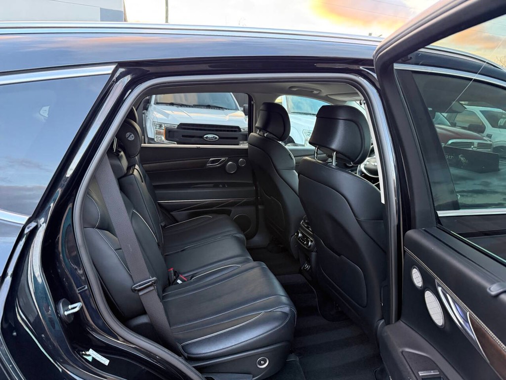 Genesis GV80 Vehicle Full-screen Gallery Image 15