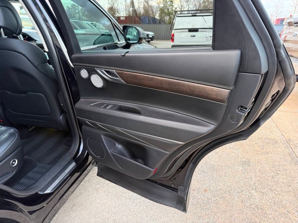 Genesis GV80 Vehicle Full-screen Gallery Image 16