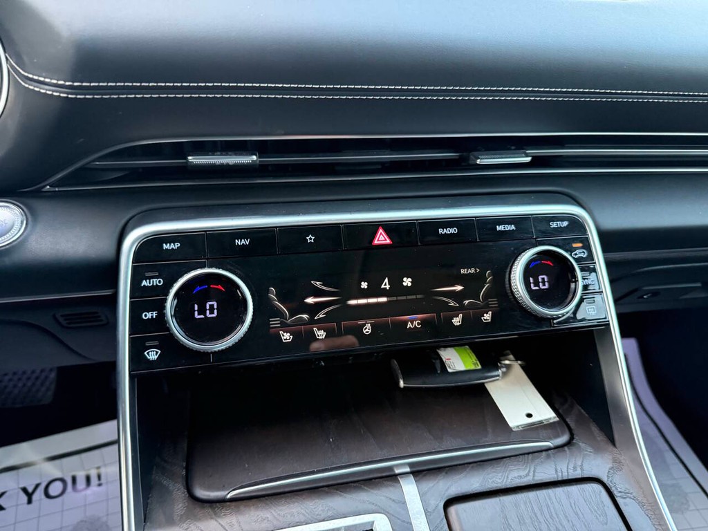 Genesis GV80 Vehicle Full-screen Gallery Image 27