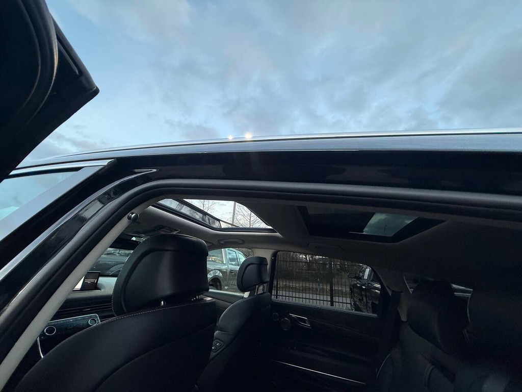 Genesis GV80 Vehicle Full-screen Gallery Image 31