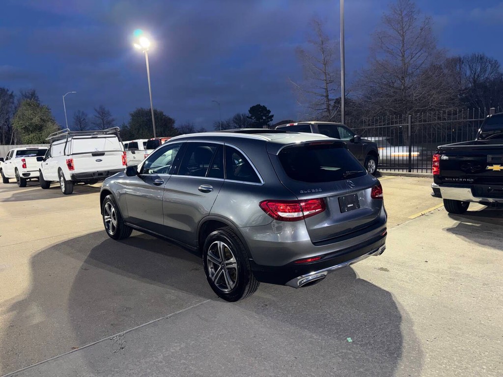 Mercedes-Benz GLC Vehicle Full-screen Gallery Image 04