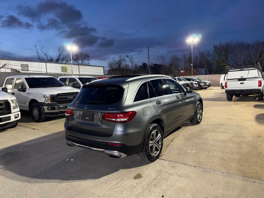 Mercedes-Benz GLC Vehicle Full-screen Gallery Image 05
