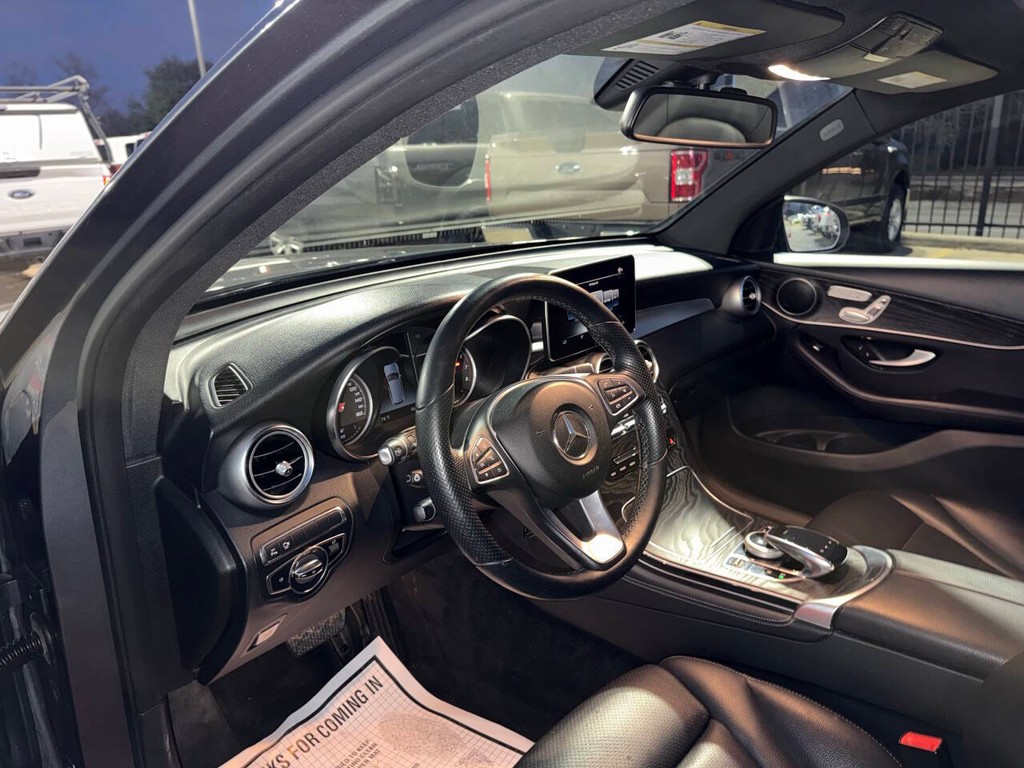 Mercedes-Benz GLC Vehicle Full-screen Gallery Image 06