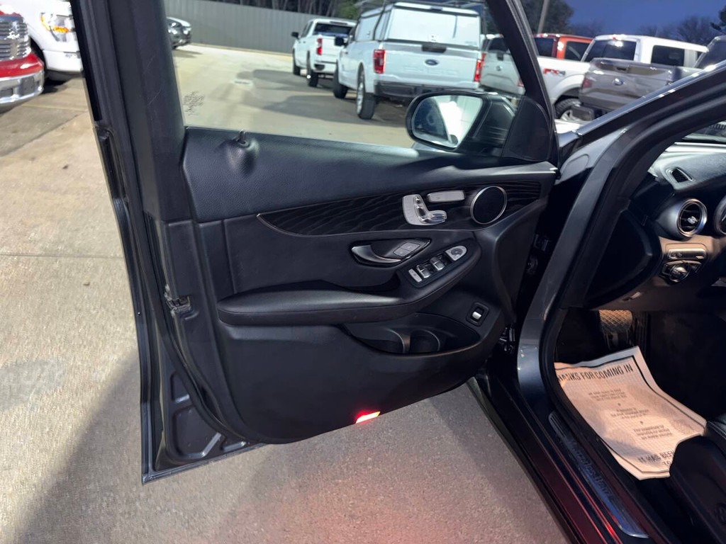 Mercedes-Benz GLC Vehicle Full-screen Gallery Image 08