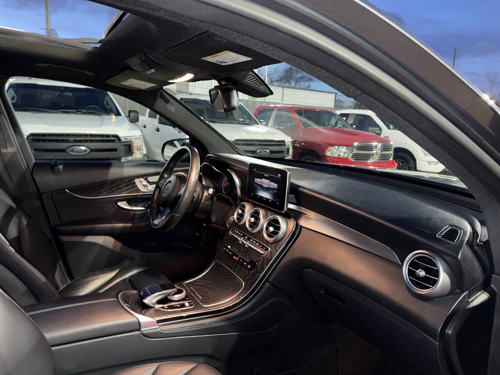 Mercedes-Benz GLC Vehicle Full-screen Gallery Image 09