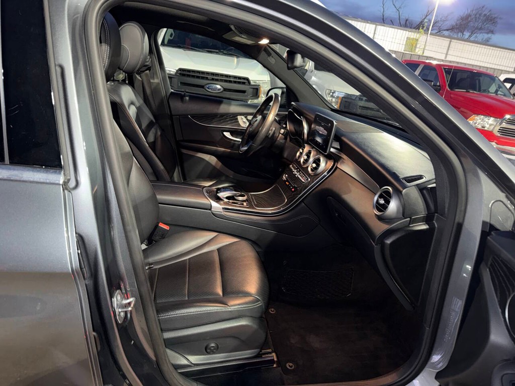 Mercedes-Benz GLC Vehicle Full-screen Gallery Image 10