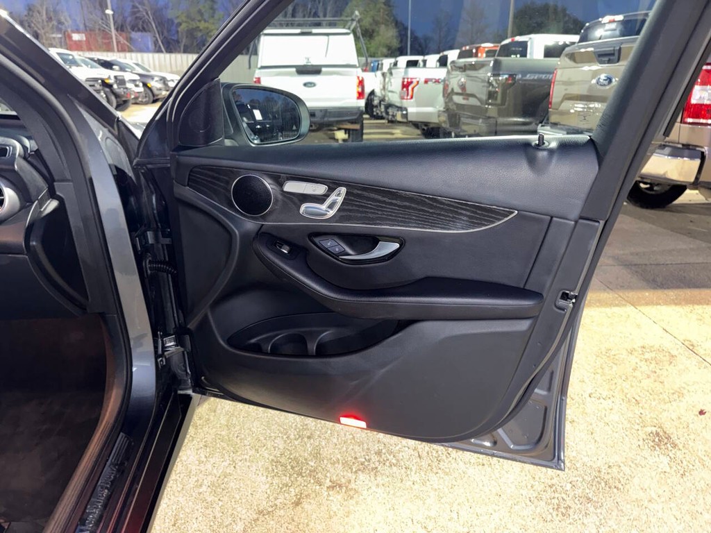 Mercedes-Benz GLC Vehicle Full-screen Gallery Image 11