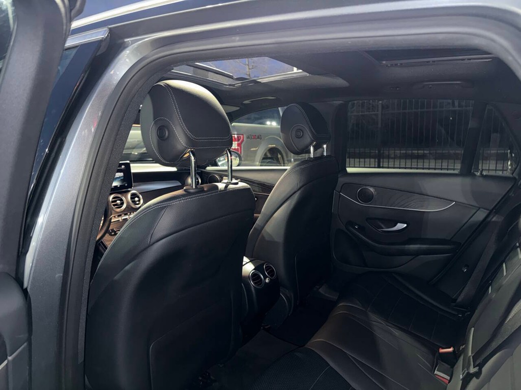 Mercedes-Benz GLC Vehicle Full-screen Gallery Image 12