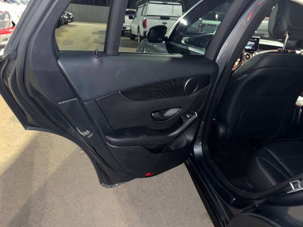 Mercedes-Benz GLC Vehicle Full-screen Gallery Image 14