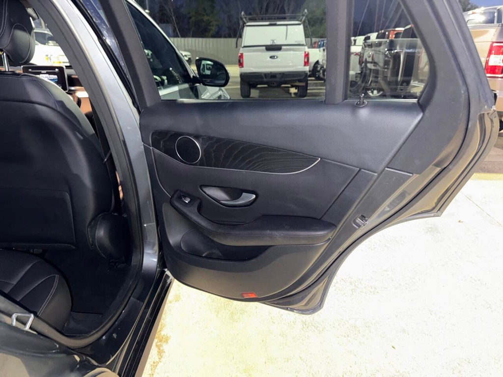 Mercedes-Benz GLC Vehicle Full-screen Gallery Image 16