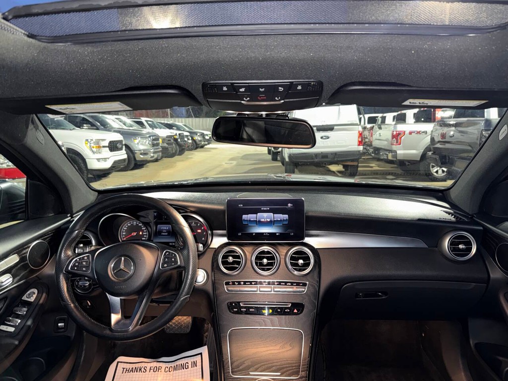 Mercedes-Benz GLC Vehicle Full-screen Gallery Image 17