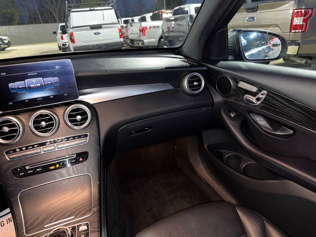 Mercedes-Benz GLC Vehicle Full-screen Gallery Image 20