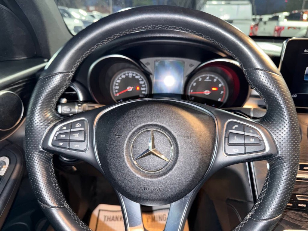 Mercedes-Benz GLC Vehicle Full-screen Gallery Image 23