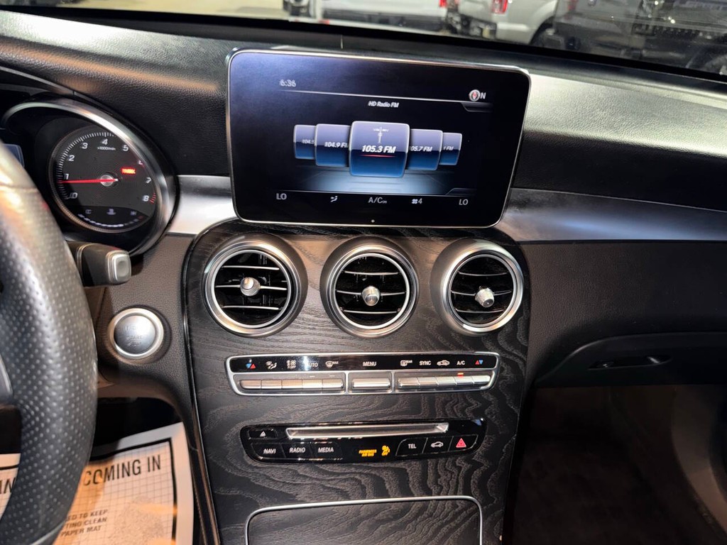 Mercedes-Benz GLC Vehicle Full-screen Gallery Image 24