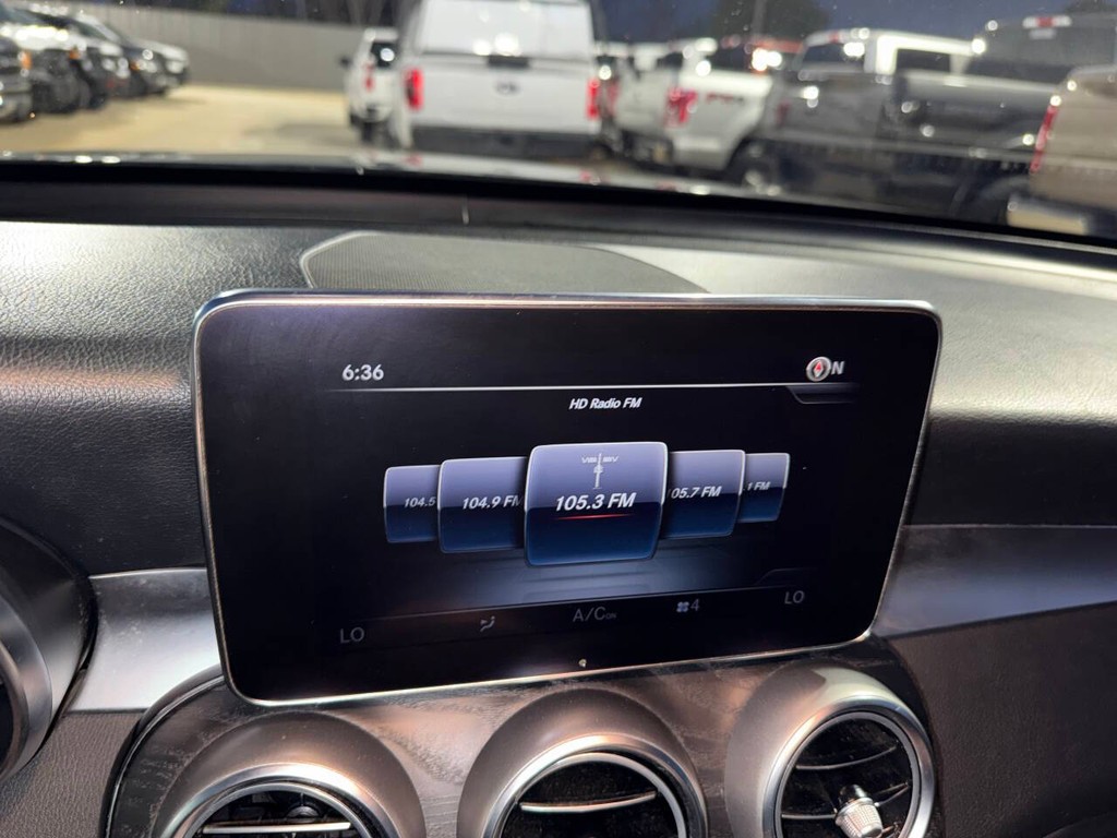 Mercedes-Benz GLC Vehicle Full-screen Gallery Image 25