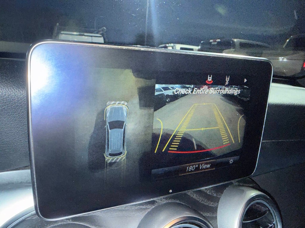 Mercedes-Benz GLC Vehicle Full-screen Gallery Image 26