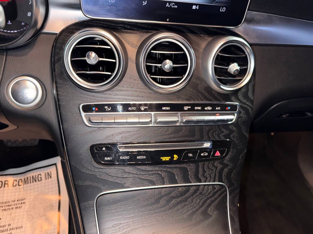 Mercedes-Benz GLC Vehicle Full-screen Gallery Image 27