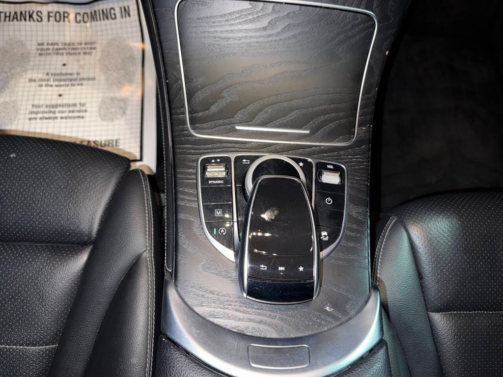 Mercedes-Benz GLC Vehicle Full-screen Gallery Image 28