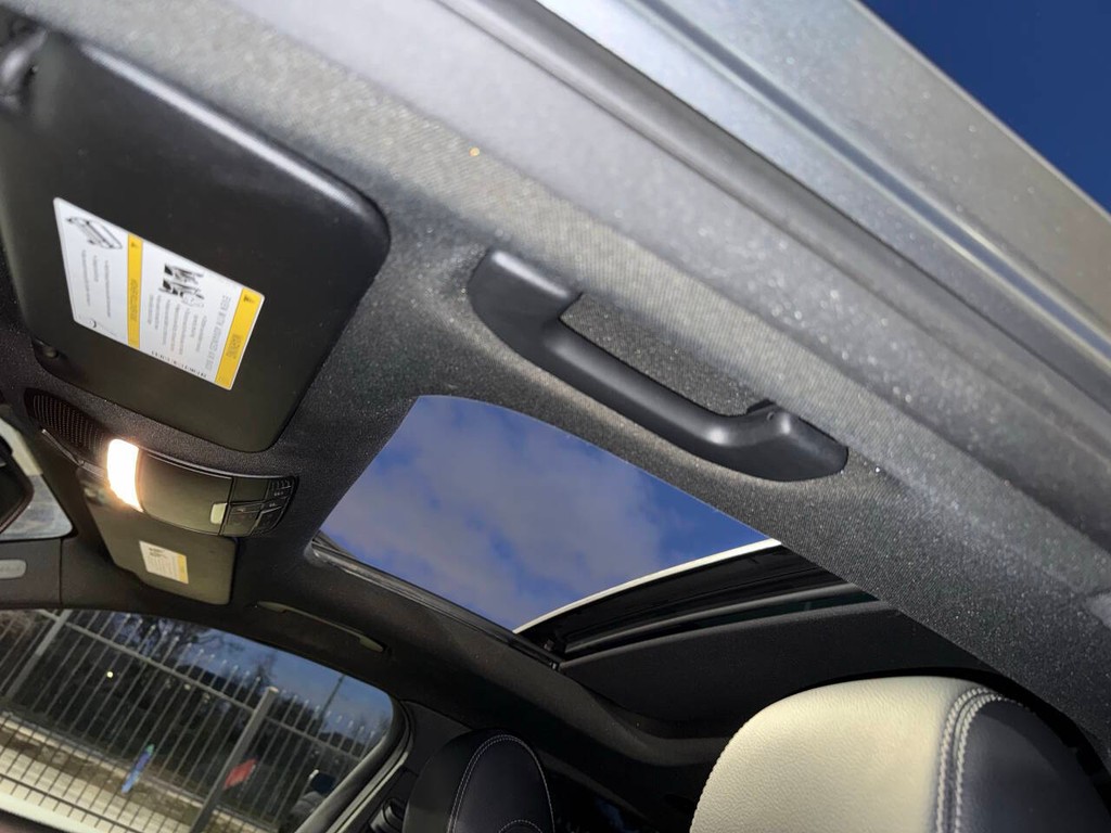 Mercedes-Benz GLC Vehicle Full-screen Gallery Image 30