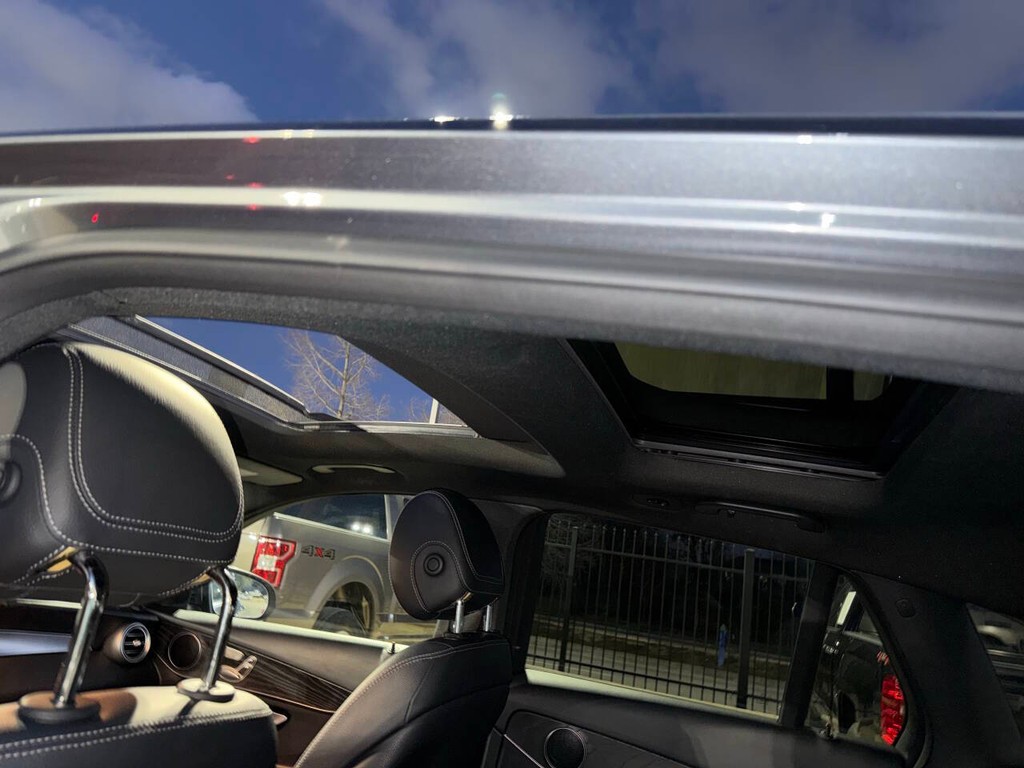 Mercedes-Benz GLC Vehicle Full-screen Gallery Image 31