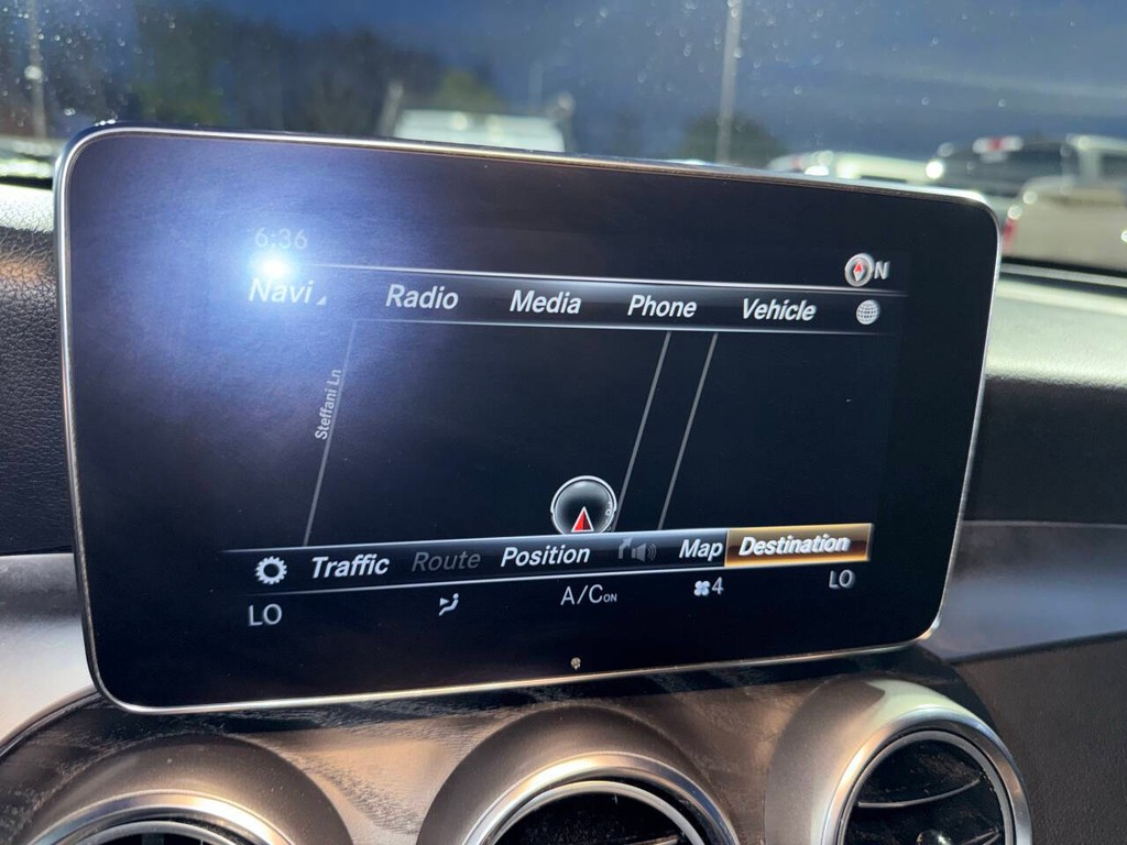 Mercedes-Benz GLC Vehicle Full-screen Gallery Image 32