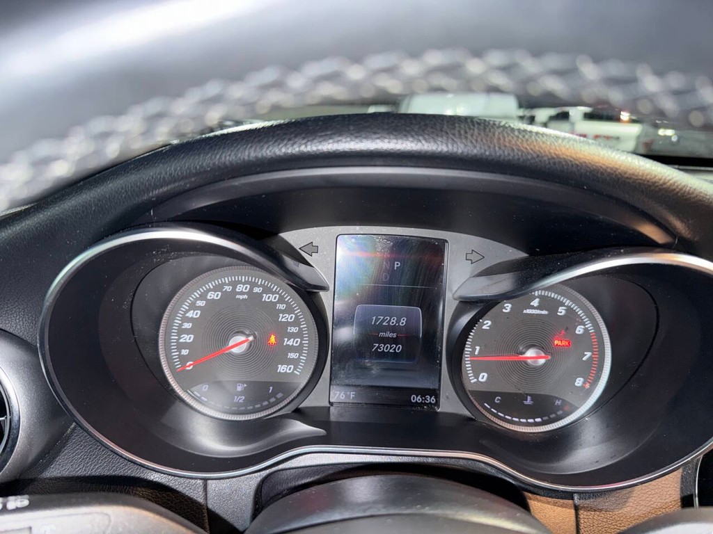 Mercedes-Benz GLC Vehicle Full-screen Gallery Image 33