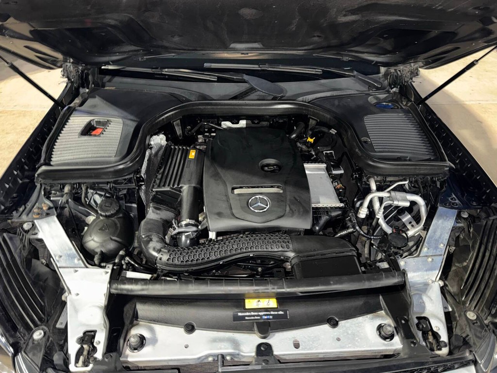 Mercedes-Benz GLC Vehicle Full-screen Gallery Image 36