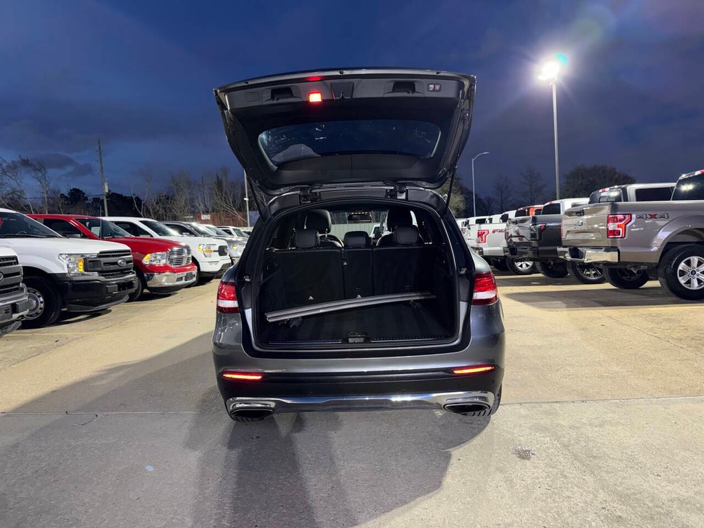 Mercedes-Benz GLC Vehicle Full-screen Gallery Image 38