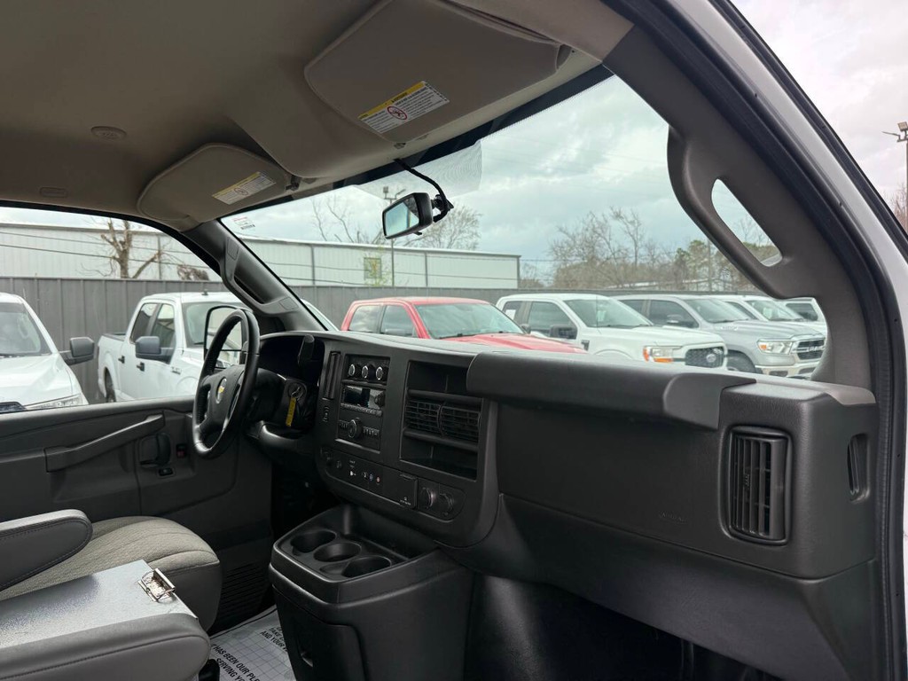Chevrolet Express Vehicle Full-screen Gallery Image 09