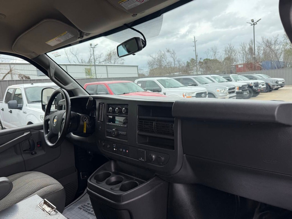 Chevrolet Express Vehicle Full-screen Gallery Image 12