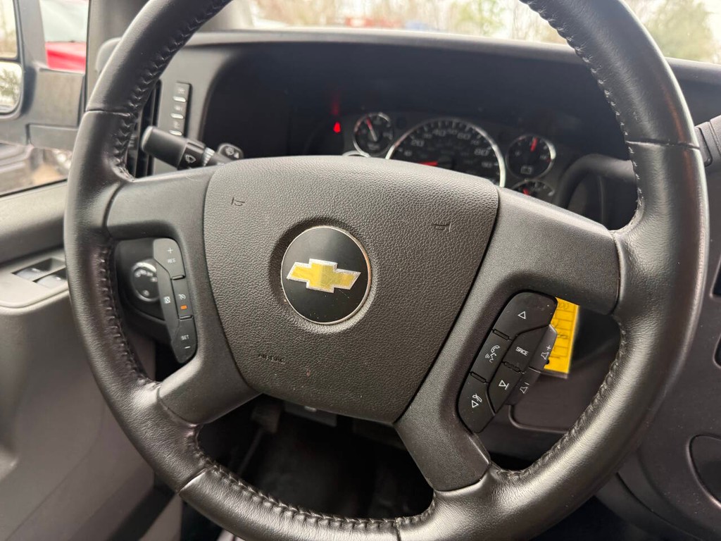 Chevrolet Express Vehicle Full-screen Gallery Image 16