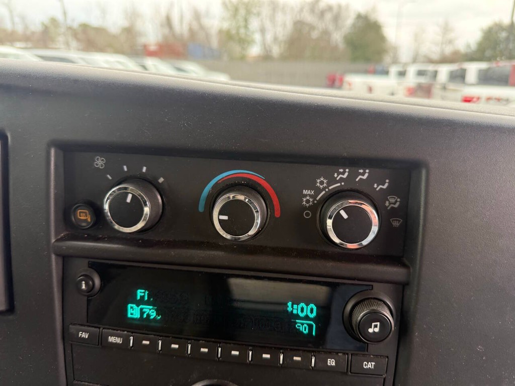 Chevrolet Express Vehicle Full-screen Gallery Image 18