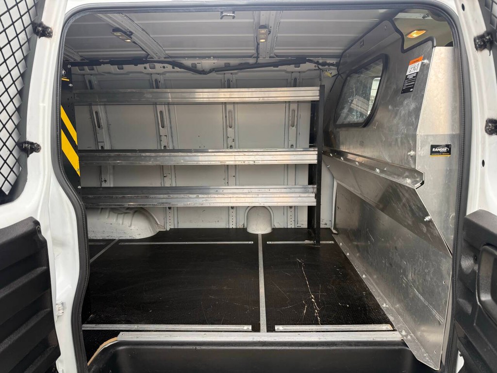 Chevrolet Express Vehicle Full-screen Gallery Image 24