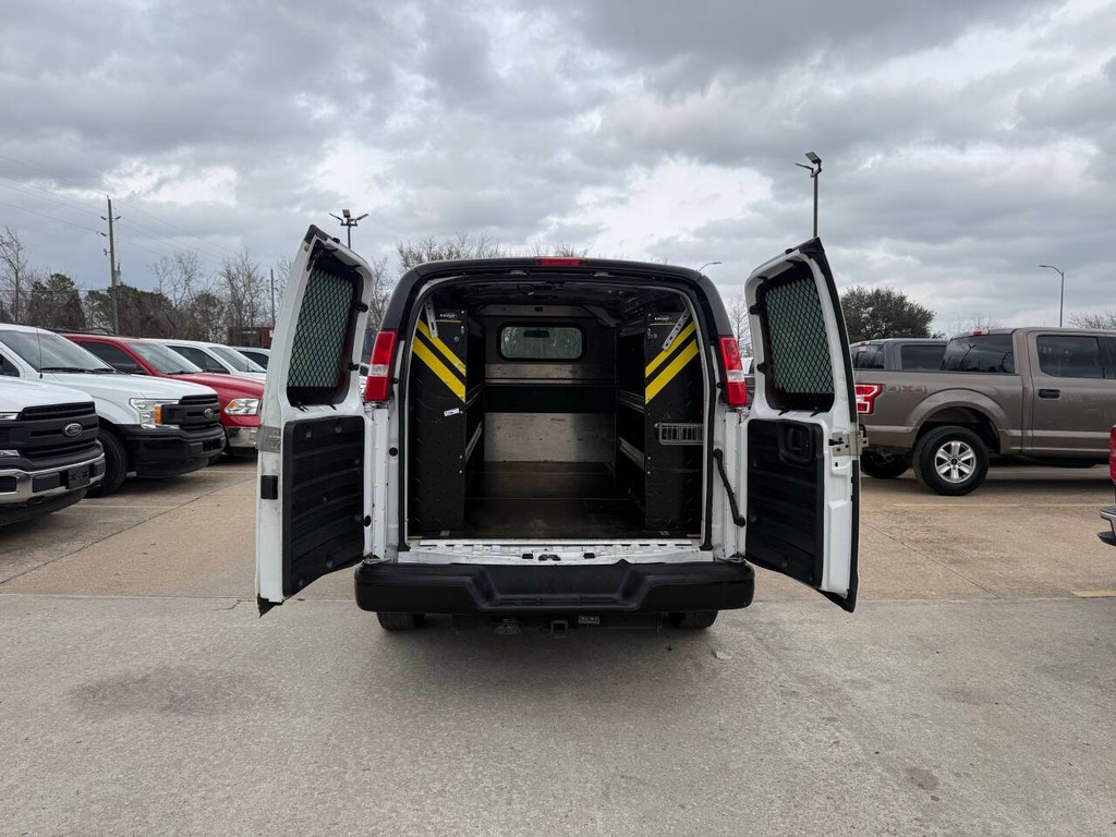 Chevrolet Express Vehicle Full-screen Gallery Image 28