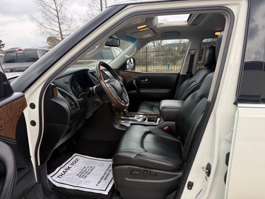 INFINITI QX80 Vehicle Full-screen Gallery Image 07