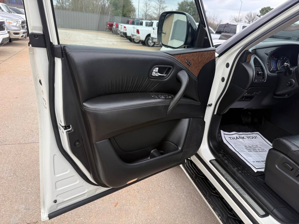 INFINITI QX80 Vehicle Full-screen Gallery Image 08