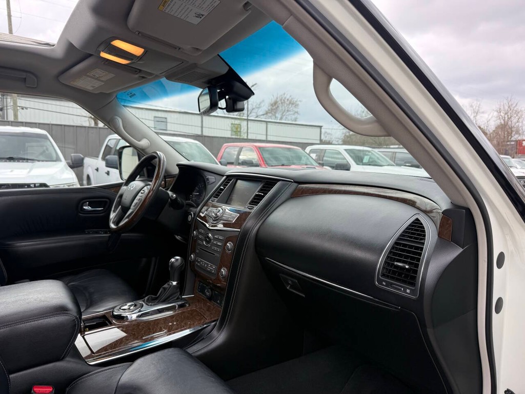 INFINITI QX80 Vehicle Full-screen Gallery Image 09