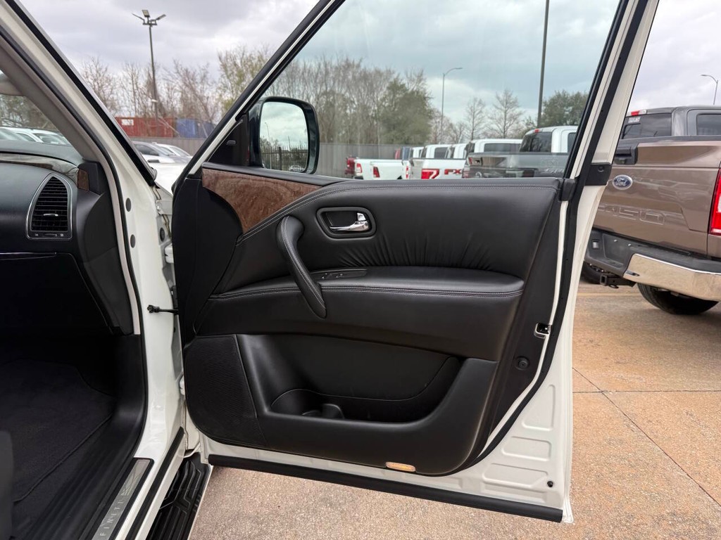 INFINITI QX80 Vehicle Full-screen Gallery Image 11