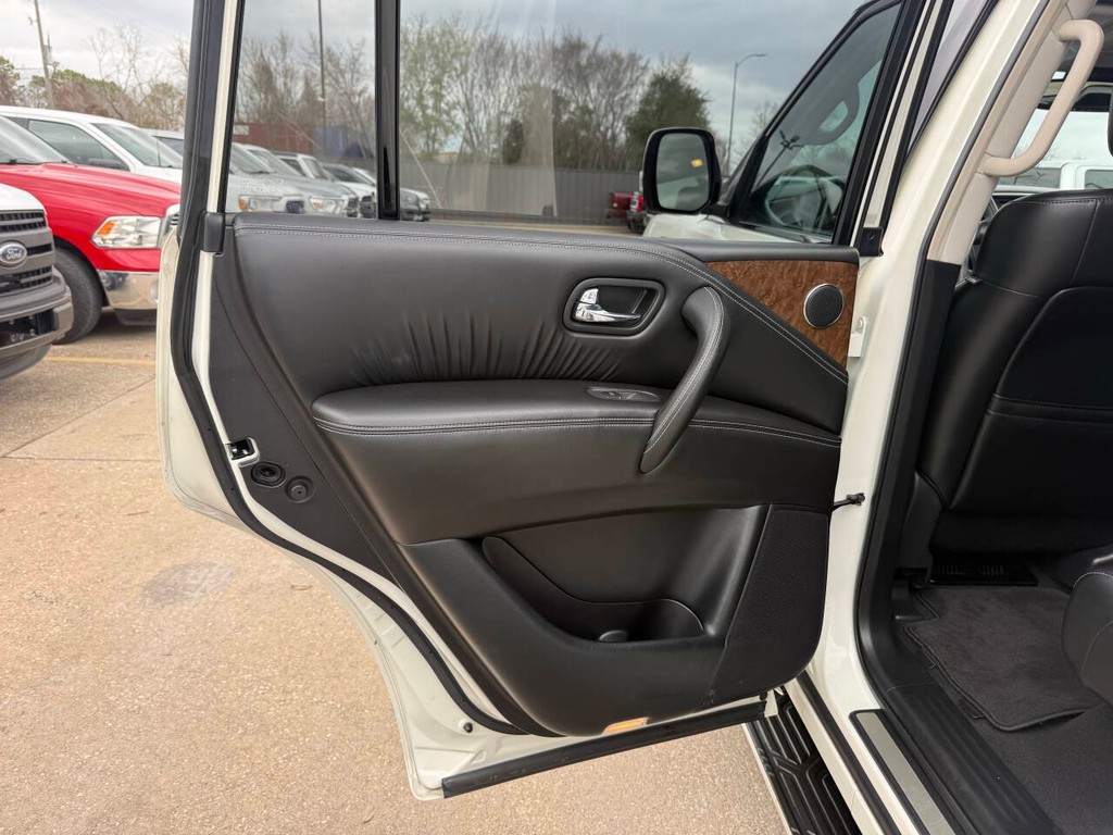 INFINITI QX80 Vehicle Full-screen Gallery Image 15